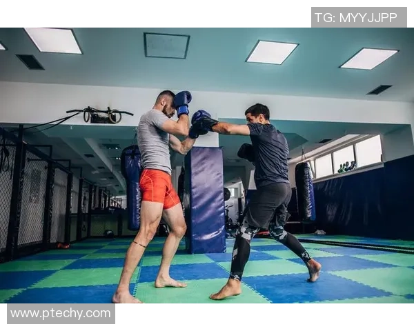 足球明星挑战拳击训练视频展现惊人力量与技巧的完美结合